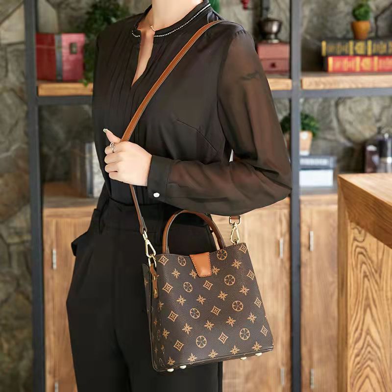 new versatile small handbag for women simple shoulder messenger bag